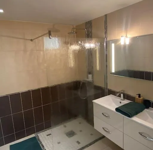Apartman Spacieux, Climatise, Parking Prive, Wifi Et Vue Imprenable *